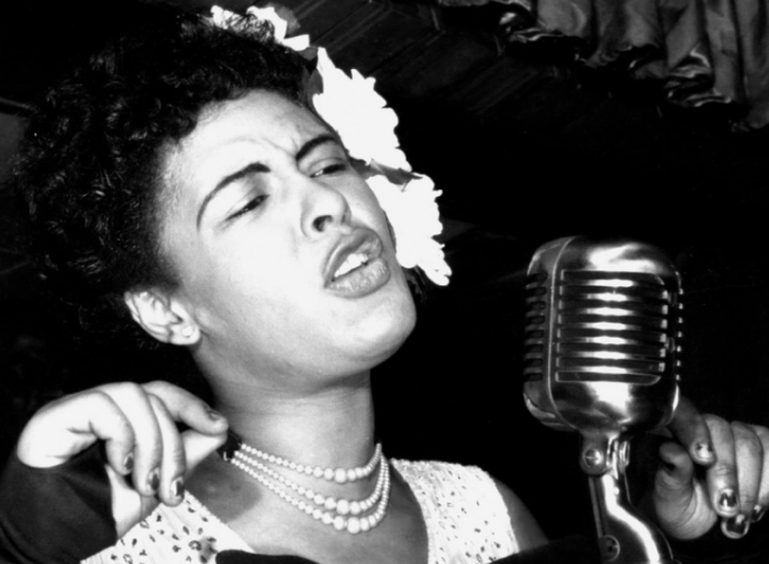 Η Billie Holiday τραγουδάει τα μπλουζ live.