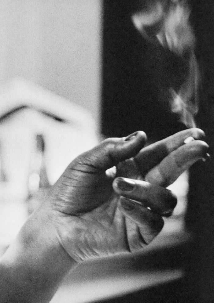 Το χέρι της Billie Holiday, κρατώντας ένα τσιγάρο.