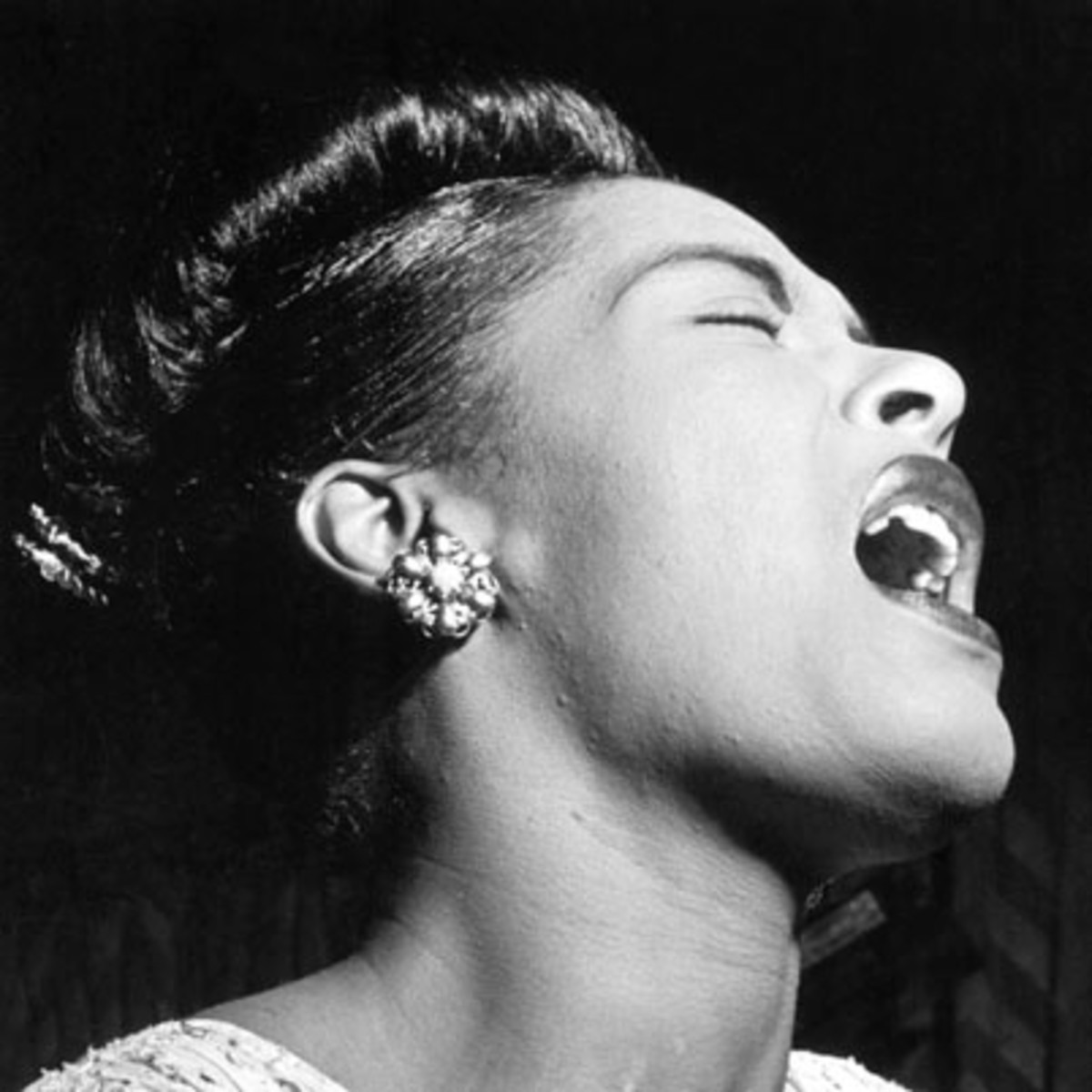 Η Billie Holiday τραγουδάει σε live συναυλία.