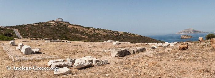 Άποψη του Ναού της Αθηνάς Σουνιάδος. Στο βάθος, ο ναός του Ποσειδώνα.