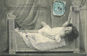 Γαλλική καρτ ποστάλ, η οποία χρονολογείται πριν το 1904 και συνοδεύεται από την περιγραφή «Η Lili διασκεδάζει».