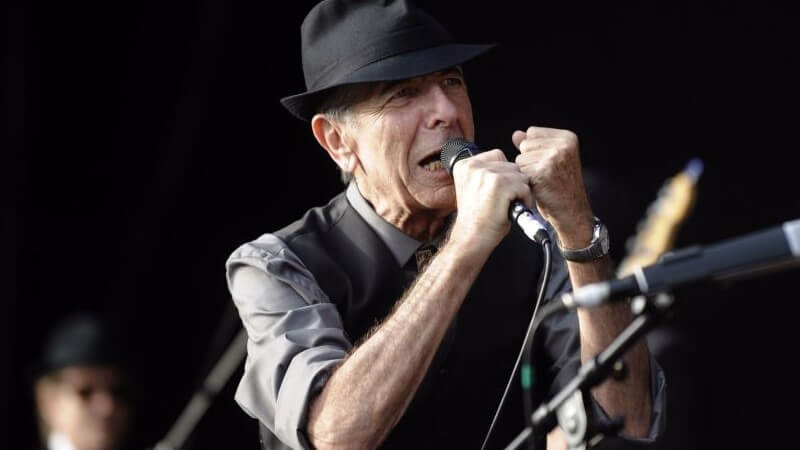 Ο Leonard Cohen κατά την διάρκεια ενός live.