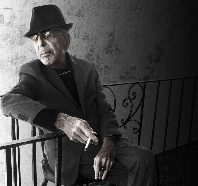 Ο Leonard Cohen καπνίζοντας σκεπτικός.
