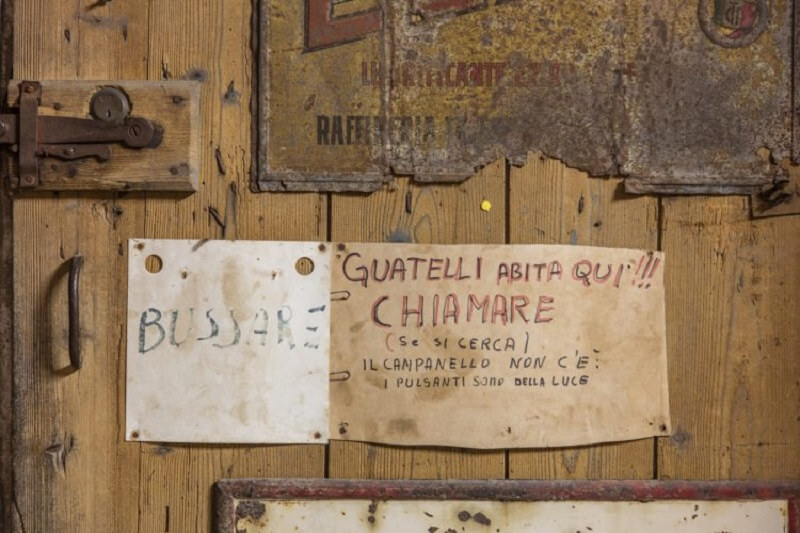 Σημείωμα στην πόρτα του σπιτιού του Ettore Guatelli, που γράφει: "Εδώ μένει ο Guatelli! Καλέστε (εάν τον ψάχνετε). Δεν υπάρχει κουδούνι. Οι διακόπτες είναι για το φως"