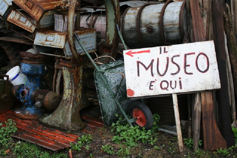 Η πινακίδα της εισόδου: "Το Μουσείο είναι εδώ"