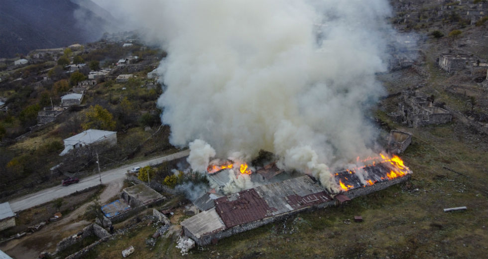 Εναέρια φωτογραφία από φλεγόμενο αρμενικό χωριό κοντά στο Ματακέρτ.