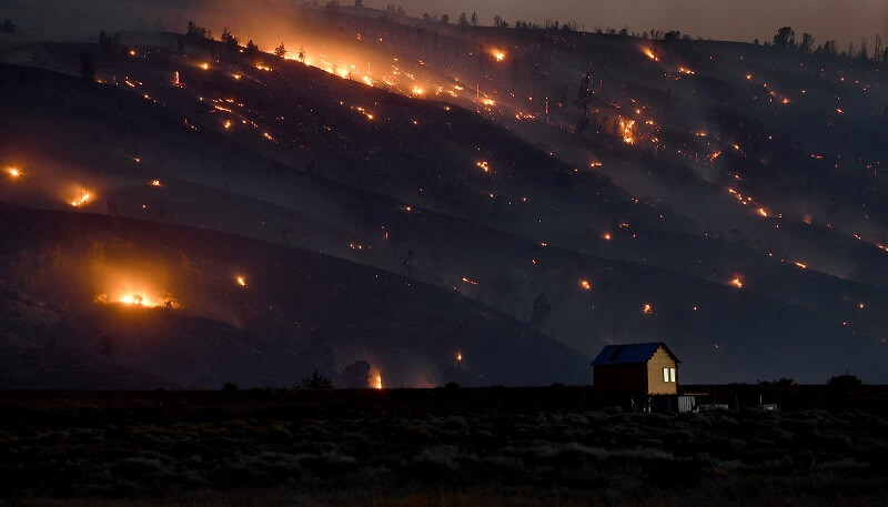 14 Αυγούστου: Ένα μοναχικό σπίτι, καθώς η φωτιά σέρνεται στο λόφο προς το Palmdale της Καλιφόρνια