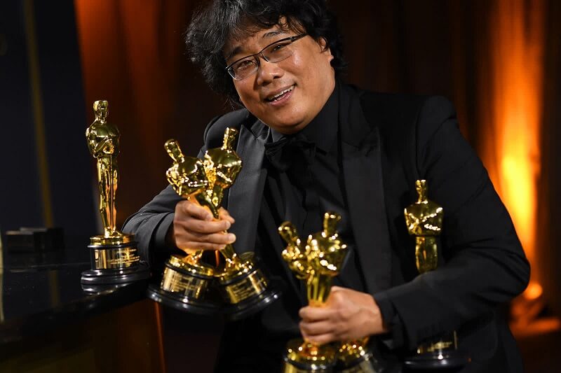 9 Φεβρουαρίου: Ο σκηνοθέτης του "Parasite", Bong Joon Ho με τα Academy Awards,στα Όσκαρ στο Λος Άντζελες. Το "Parasite" έγινε η πρώτη μη αγγλόφωνη ταινία που κέρδισε το Όσκαρ καλύτερης εικόνας.