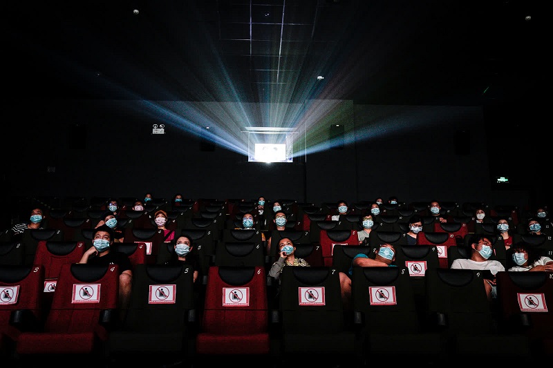 20 Ιουλίου: Άνθρωποι παρακολουθούν μια ταινία σε έναν κινηματογράφο στο Γουχάν της Κίνας, εκεί που πρωτοεμφανίστηκε ο Covid-19.