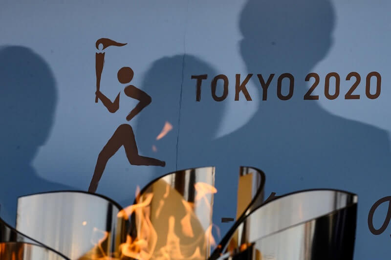25 Μαρτίου: Η Ολυμπιακή φλόγα στο Iwaki της Ιαπωνίας, μια ημέρα μετά την αναβολή των Αγώνων του Τόκιο του 2020 ένα χρόνο λόγω του Covid-19.