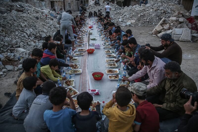 7 Μαΐου: Άνθρωποι στο Al Atarib της Συρίας, κατά τη διάρκεια του Ιφτάρ, της ώρα φαγητού στο μουσουλμανικό Ραμαζάνι. Η γειτονιά τους είχε καταστραφεί κατά τη διάρκεια στρατιωτικών επιχειρήσεων.