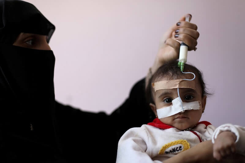 27 Οκτωβρίου: Μια γυναίκα χρησιμοποιεί μια σύριγγα για να ταΐσει την υποσιτισμένη κόρη της σε ένα νοσοκομείο στη Sanaa της Υεμένης.