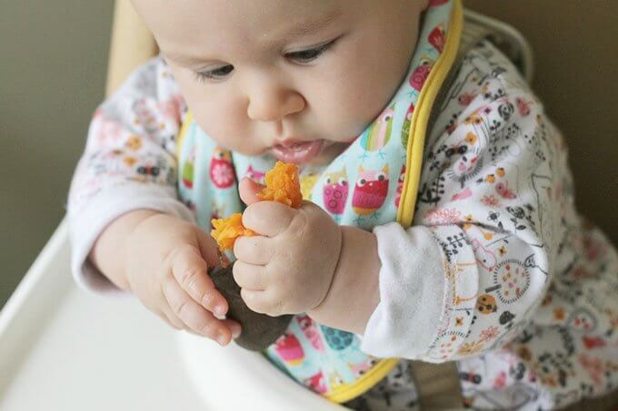 Στην αρχή το μωρό μπορεί απλά να επεξεργάζεται το φαγητό, άλλες μέρες να τρώει λίγο και άλλες πολύ.