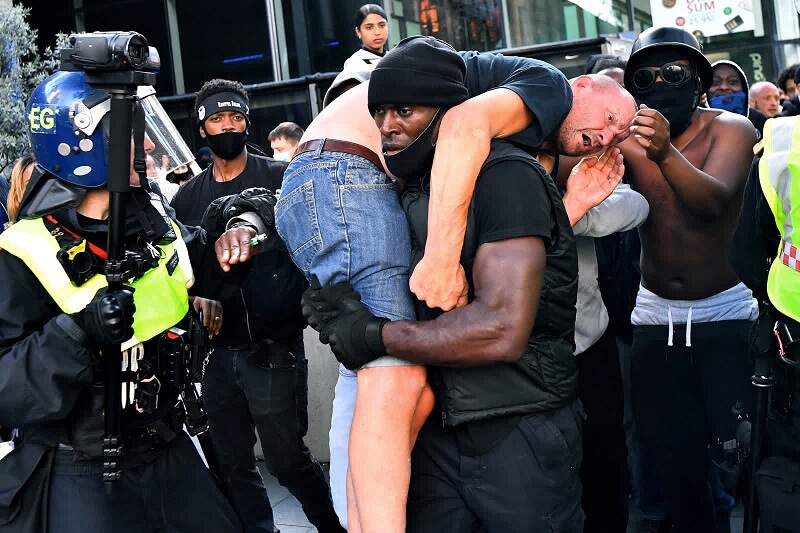 13 Ιουνίου: Ο Πάτρικ Χάτσινσον μεταφέρει έναν τραυματισμένο άνδρα κατά τη διάρκεια διαμαρτυρίας για το Black Lives Matter στο Λονδίνο. Ο άντρας φέρεται να δέχθηκε επίθεση εν μέσω βίαιων συγκρούσεων. Ο Χάτσινσον είπε στο CNN ότι βοήθησε τον άνδρα γιατί δεν ήθελε να χαθεί ο κύριος λόγος των διαμαρτυριών σε μια στιγμή βίας.