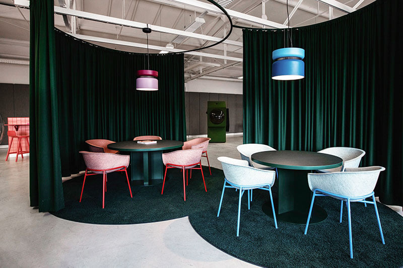 Το αρχιτεκτονικό γραφείο Studio Aisslinger σχεδίασε τα νέα γραφεία της εταιρείας LOQI με βάση το social distancing