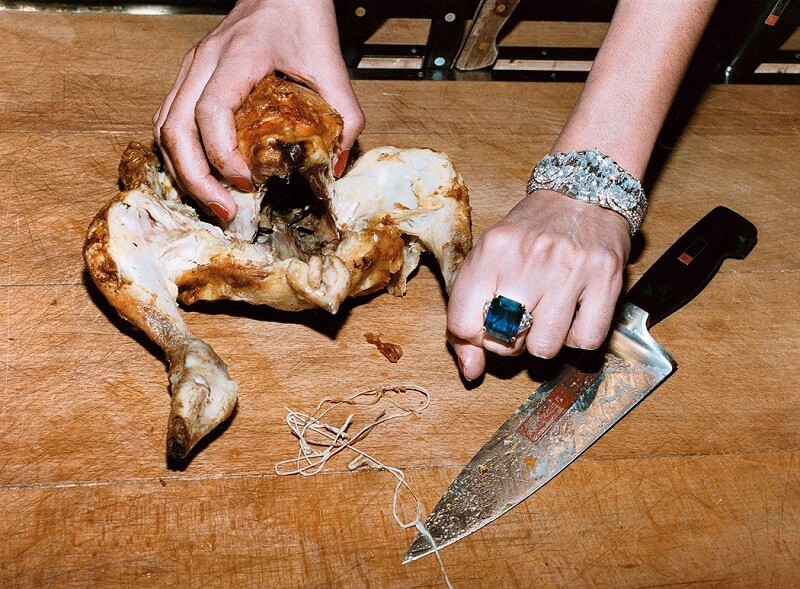 Helmut Newton, Chicken, French Vogue, Paris, 1994 © Foto Helmut Newton, Helmut Newton Estate Courtesy Helmut Newton Foundation – Helmut Newton: The Bad and the Beautiful (Blue Finch Film Releasing, 31 October 2020)