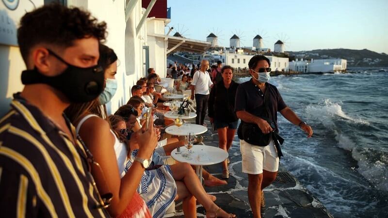 7 Αυγούστου: Το πρώτο μερικό lockdown επιβάλλεται στο νησί του Πόρου και η μάσκα γίνεται υποχρεωτική σε εξωτερικούς χώρους σε άλλα νησιά και την Χαλκιδική.