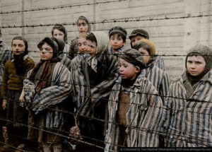 10 επαναχρωματισμένες φωτογραφίες την φρίκη του Ολοκαυτώματος