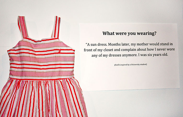 Από την έκθεση ''Τι φορούσα, όταν βιάστηκα'' που πραγματοποιήθηκε στην Μ. Βρετανία λίγα χρόνια πριν.