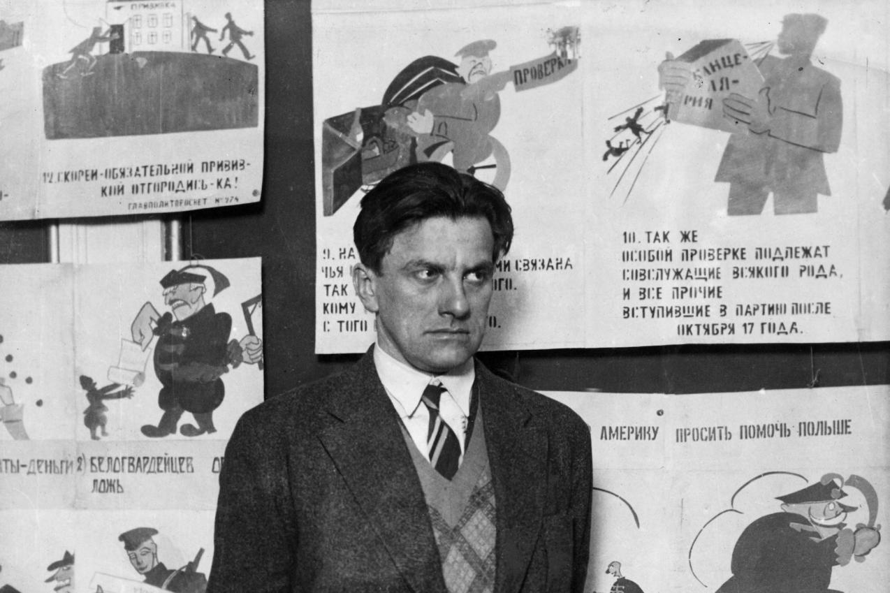Ο Μαγιακόφσκι φωτογραφίζεται μπροστά από έργα του