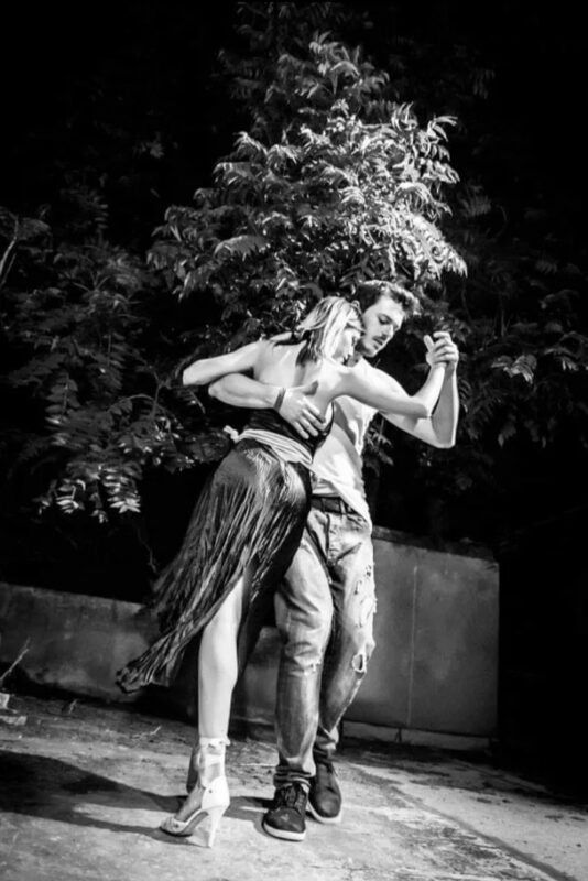 Η Νάντια Χρονίδου και ο Τάσος Τόπας χορεύουν στον ανοιχτό χώρο ενός μπαρ της πόλης