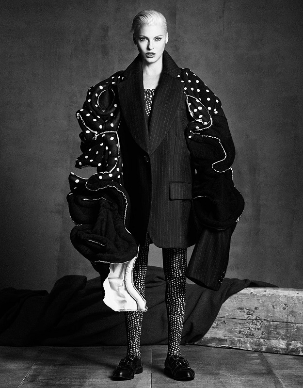 Η Linda Evangelista ξαναποζάρει με Comme des Garcons, για λογαριασμό της Vogue Italia, 2014.