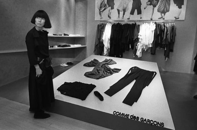 Η Rei Kawakubo σε κατάστημα της στη Νέα Υόρκη, 1983.