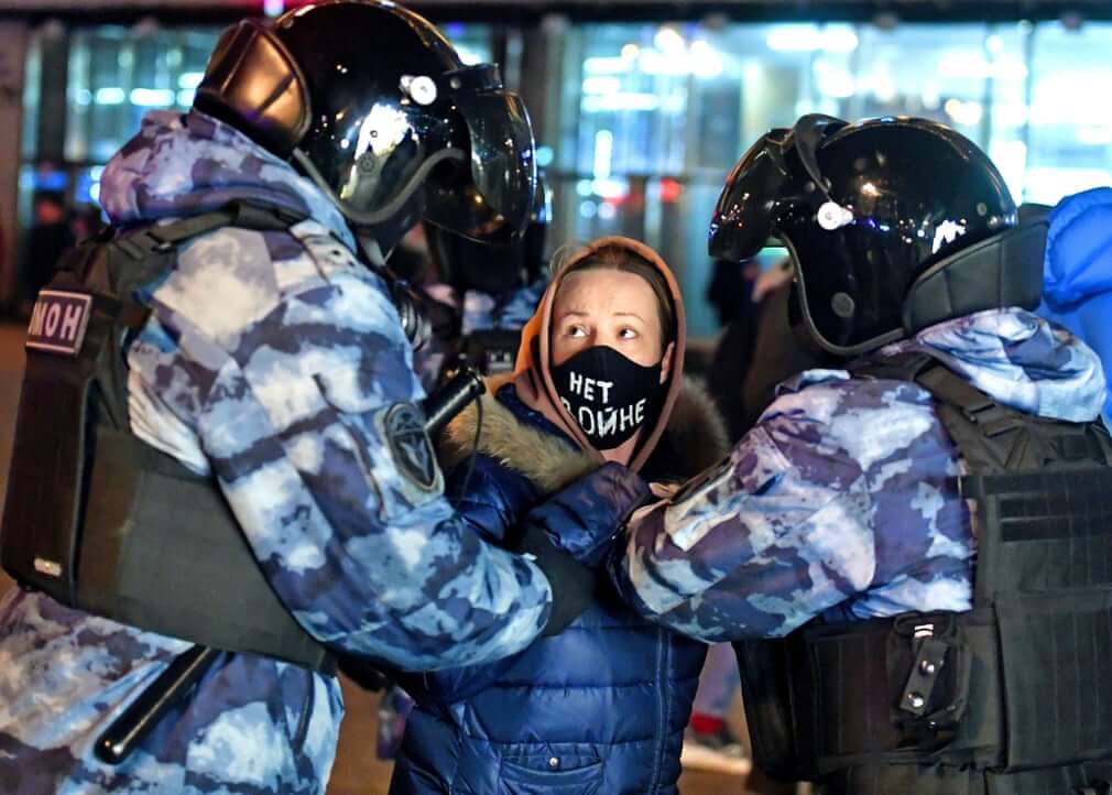 σύλληψη διαδηλώτριας