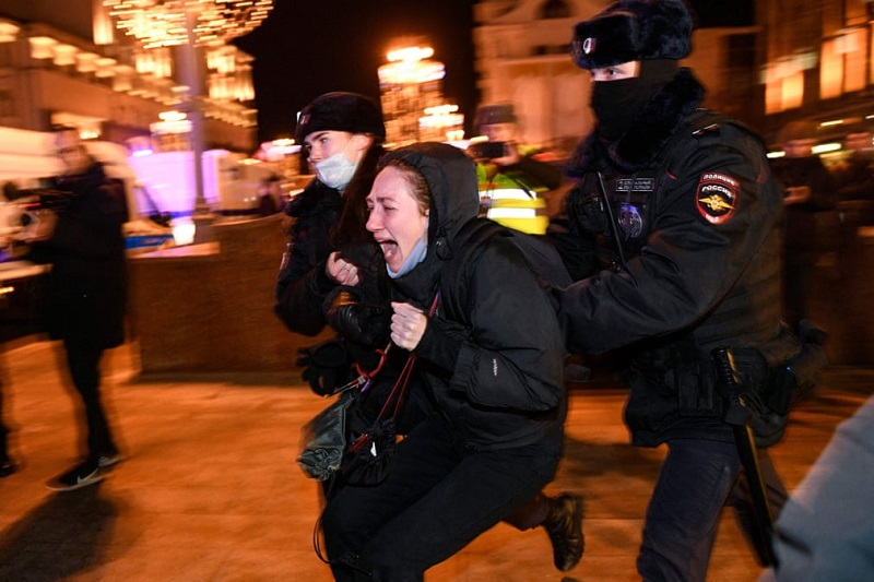 σύλληψη διαδηλώτριας