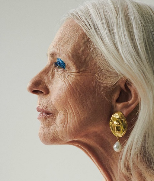 Η 70 χρόνη Δανή ηθοποιός - μοντέλο Anna von Rueden, ποζάρει επιδεικνύοντας περήφανα τις ρυτίδες της.