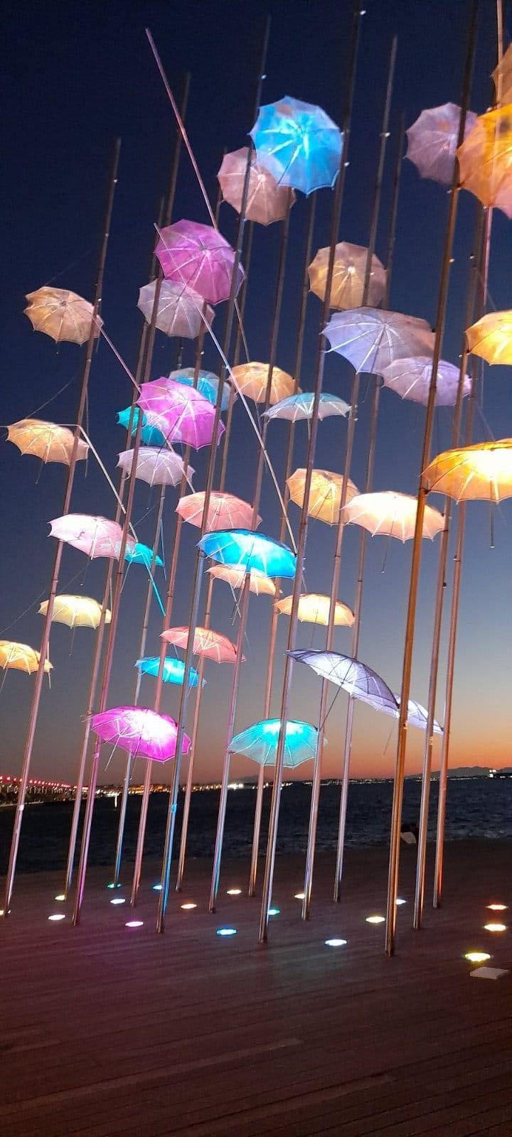 Φωτισμός του γλυπτού "Ομπρέλες". Πηγή φωτογραφίας: Μάκης Κυριζίδης, Facebook