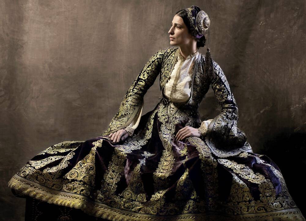 Η Εστερ Μαστρογιάννη, φωτογραφήθηκε από τον Βαγγέλη Κύρη φορώντας με την παραδοσιακή φορεσιά της κυρά Φροσύνης. Η ενδυμασία προέρχεται από το ενδυματολογικό τμήμα της Λαογραφικής Συλλογής του Εθνικού Ιστορικού Μουσείου 
