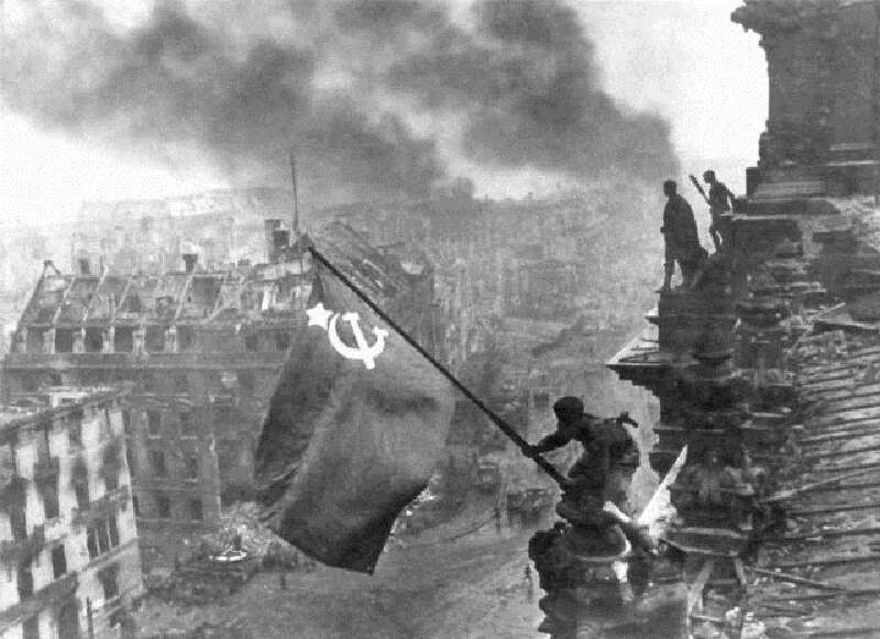 Έπαρση της σοβιετικής σημαίας στο Ράιχσταντ, Yevgeny Khaldei, 1945