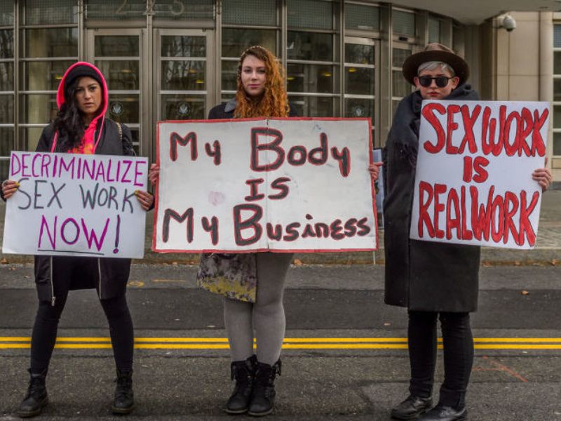 Φεμινίστριες διαδηλώνουν υπέρ της αποποινικοποίησης της πορνείας