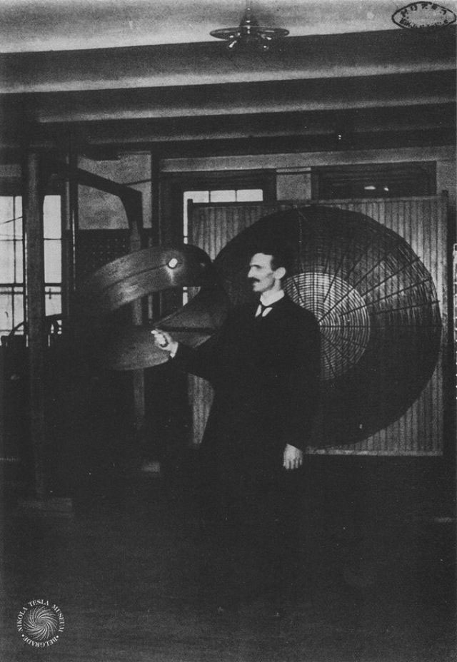 Ο Τέσλα επιδεικνύει «ασύρματη» μετάδοση ισχύος στο εργαστήριό του στην οδό Χιούστον τον Μάρτιο του 1899.