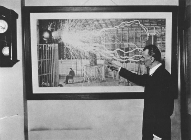 Ο Tesla το 1916 δείχνει μια εκκένωση σε μια φωτογραφία που τραβήχτηκε στο Colorado Springs το 1899.
