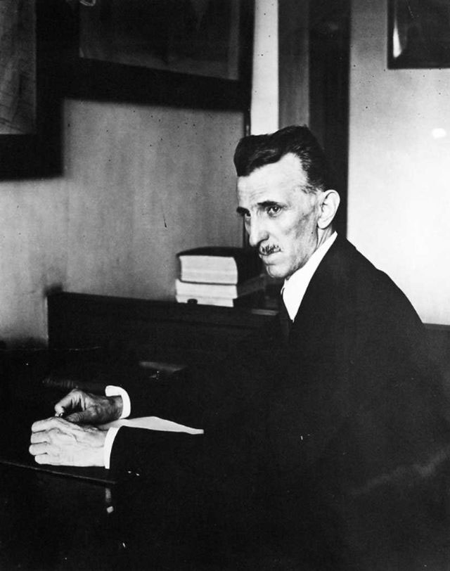 Φωτογραφήθηκε να δουλεύει στο γραφείο του στην οδό 8 West 40th Street (1916).