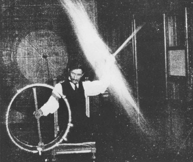 Πειραματισμός του Νίκολα Τέσλα με ρεύματα υψηλής τάσης και υψηλής συχνότητας το 1899.