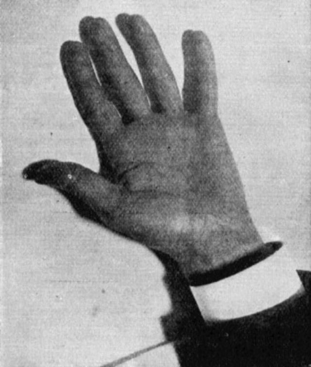 Το χέρι του Νίκολα Τέσλα πιάστηκε από το υπέροχο τεχνητό φως της ημέρας. Αυτή είναι η πρώτη φωτογραφία που έγινε από το φως του μέλλοντος.
