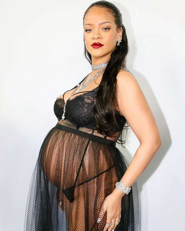 Η διάσημη RIHANNA σε μία από τις πιο sexy δημόσιες εμφανίσεις της ως εγκυμονούσα, προκαλώντας τα φλας σε παρουσίαση κολεξιόν DIOR, στην εβδομάδας Μόδας (Παρίσι, Μάρτιος 2022). Φυσικά κανείς δεν θυμάται τον λόγο που παρευρέθηκε εκεί, παρά μόνο την πρόθεση της να τονίσει ότι μπορεί να είναι sexy ακόμη και ως έγκυος, όπως έκανε σε όλη τη διάρκεια της πρώτης εγκυμοσύνης της.