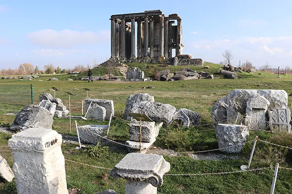Κεφάλια από αγάλματα θεών της Αρχαίας Ελλάδας ανακαλύφθηκαν από αρχαιολόγους στην Τουρκία
